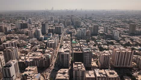 Vista-Aérea-De-La-Ciudad-De-Karachi-Completamente-Desarrollada-Con-High-Sky-Scrapper-Y-Multiplex-City-View