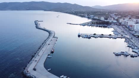 Sonnenuntergang-Im-Hafen-Von-Karystos-|-Hochauflösende-Luftaufnahme-Des-Yachthafens-Von-Karystos-Am-Späten-Nachmittag-An-Einem-Klaren-Sommertag-|-Griechenland,-Evoia-|-4k