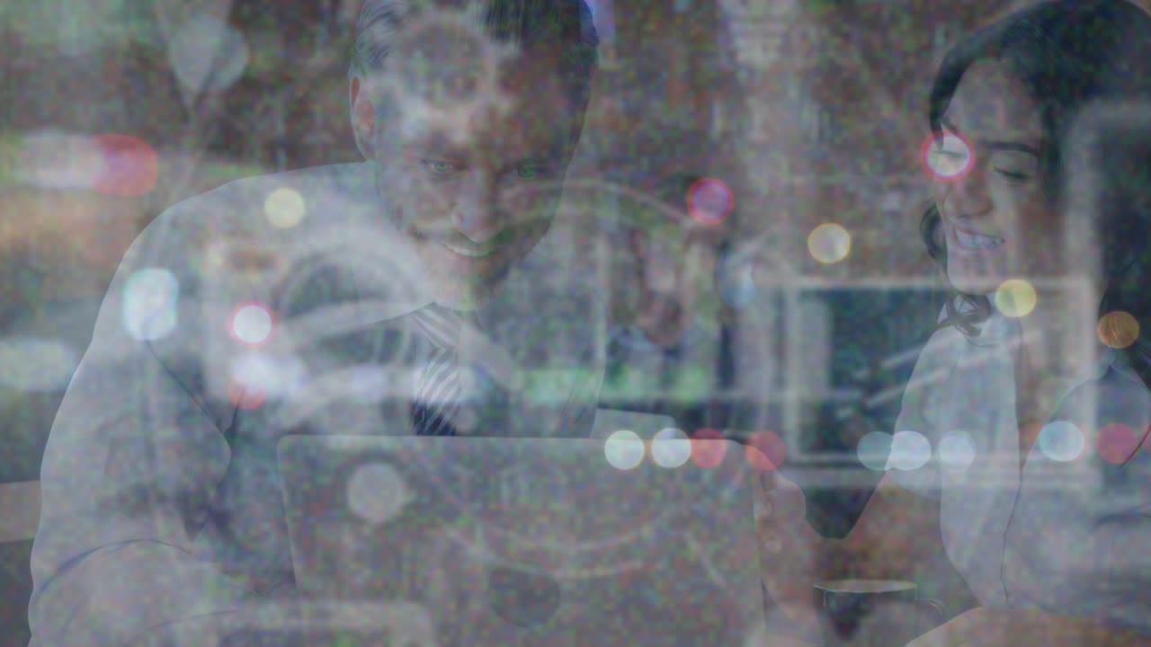 컴퓨터 아이콘의 애니메이션과 노란색 렌즈 플레어가 노트북을 통해 논의하는 백인 동료들 위에