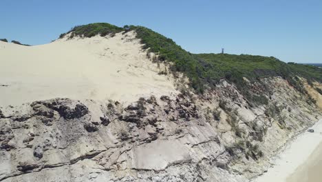 Golpe-De-Arena-De-Carlo-En-La-Playa-Del-Arco-Iris---Paisaje-Lunar-único-De-Arena-Arrastrada-Por-El-Viento-Con-Vistas-A-La-Costa-Y-La-Isla-Fraser-En-Queensland