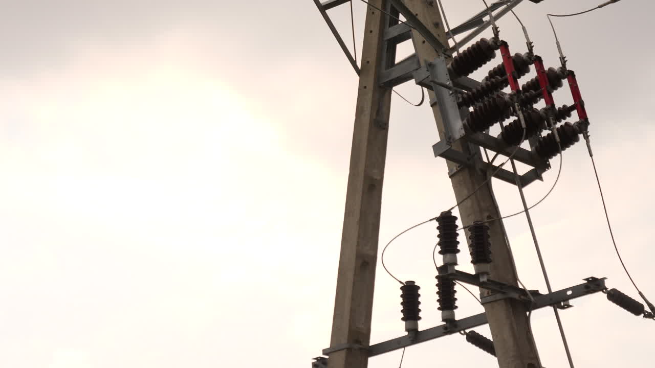 детальный снимок вышки с электрическими проводами