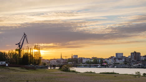 hamburg niemcy, rzeka łaba na południowym wybrzeżu podczas zachodu słońca patrząc na słońce znikające za sylwetką, upływ czasu