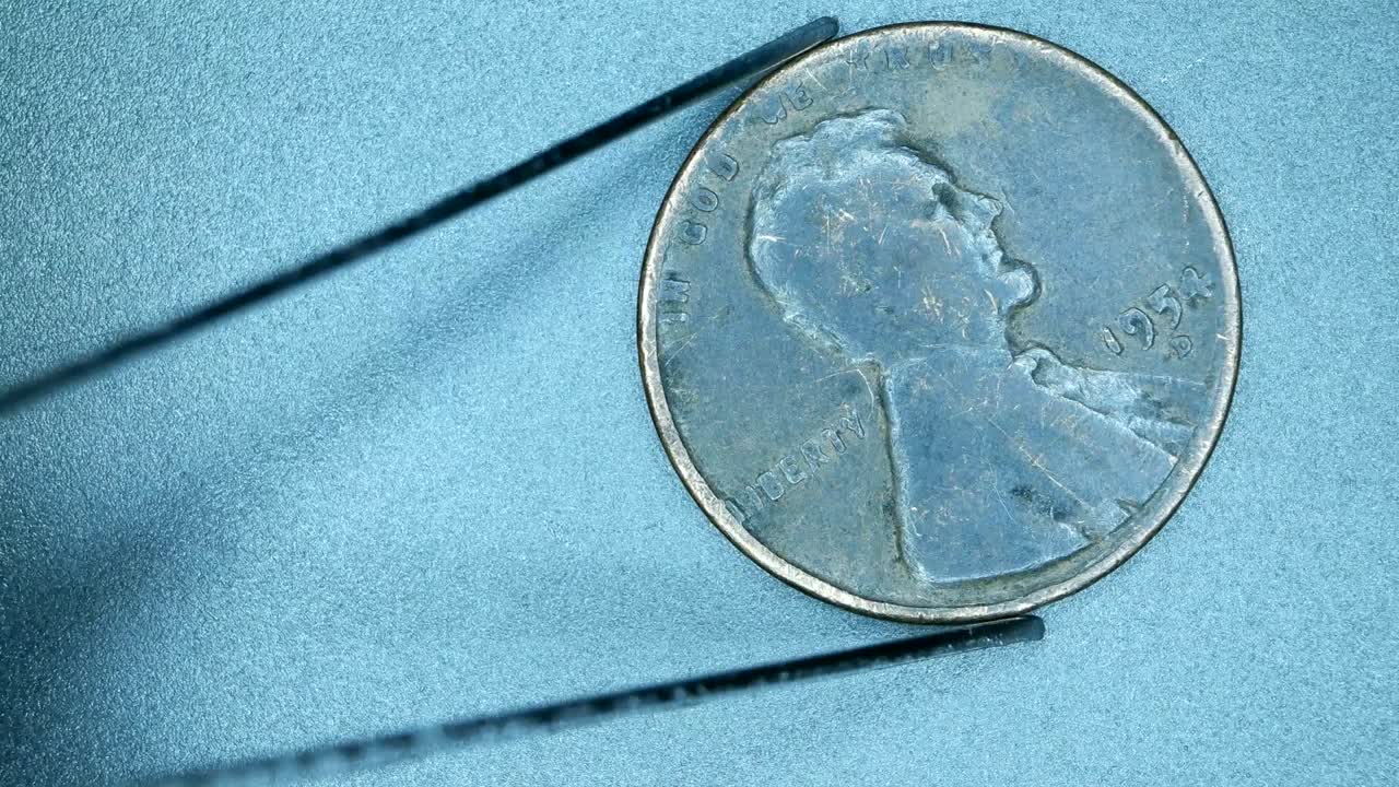 primer plano de monedas muy antiguas