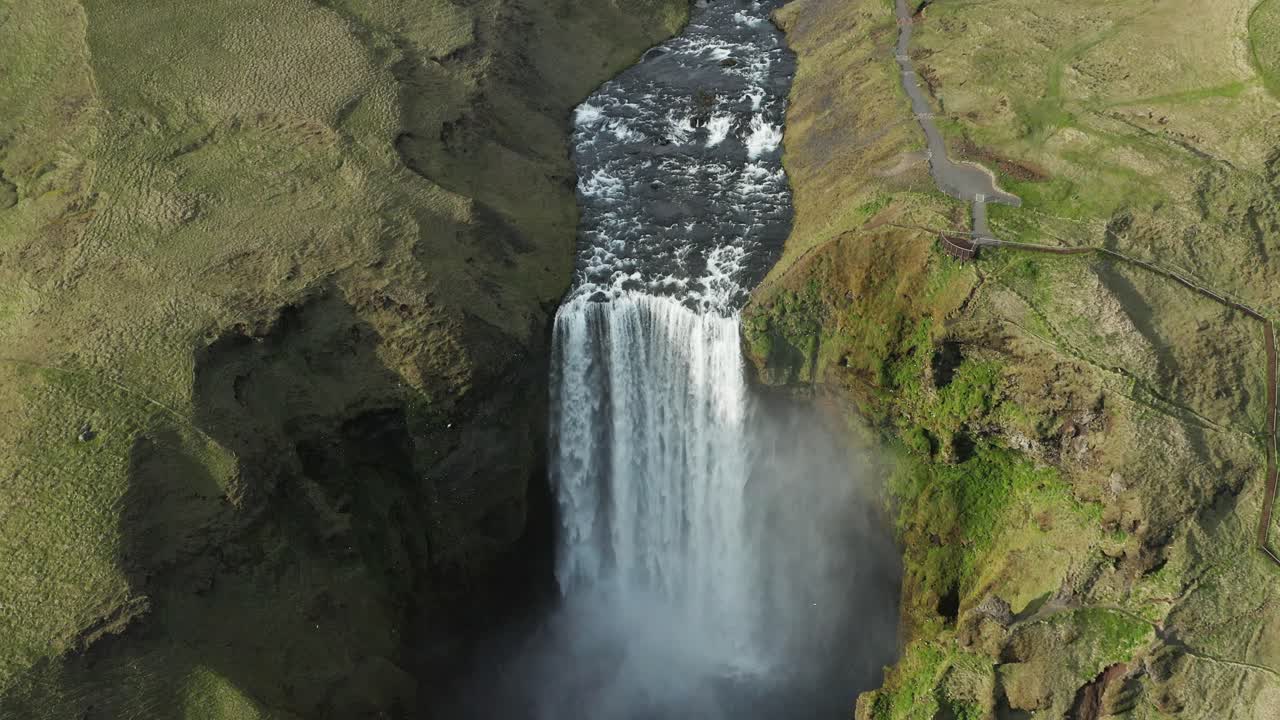 sobre la cascada que fluye skógafoss en la escénica islandia revelando las tierras altas