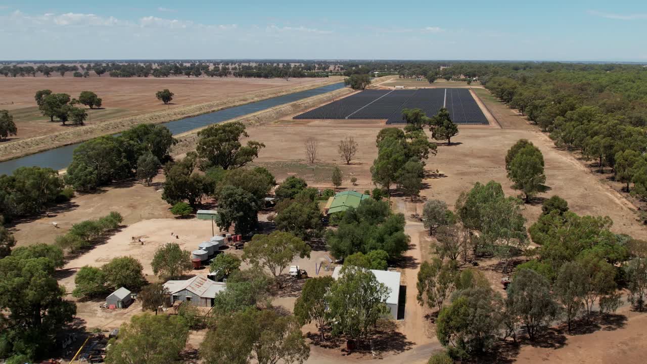 Luftfoto af en gård med solcellepaneler, der viser grøn energi i Australien.
