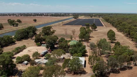 Vista-Aérea-De-Una-Granja-Con-Un-Paddock-De-Paneles-Solares-De-Energía-Solar-Que-Muestra-Energía-Verde-En-Australia