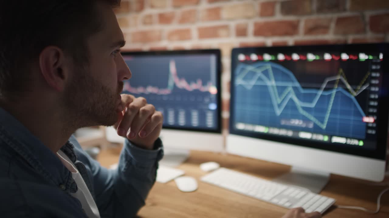 hombre adulto que trabaja en la oficina de casa.