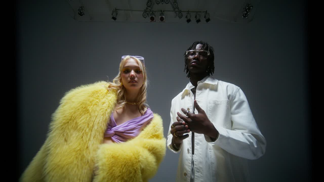 modelos de moda en el entorno del estudio