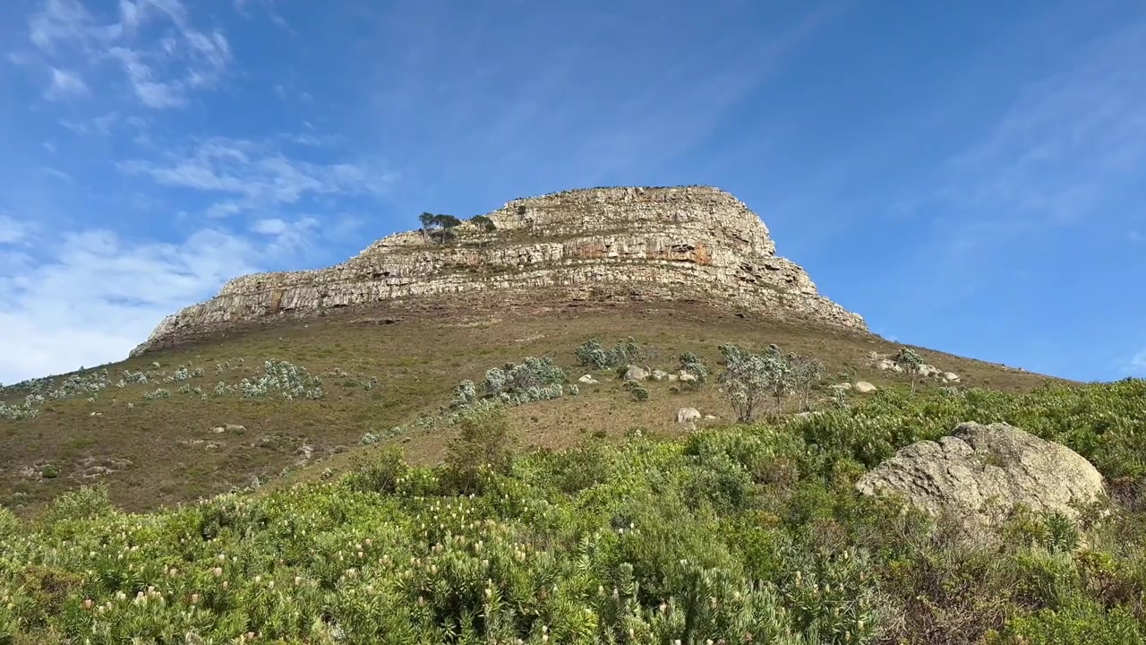 La montagne Lion's Head se dressant sur un ciel bleu éclatant au Cap, Afrique du Sud