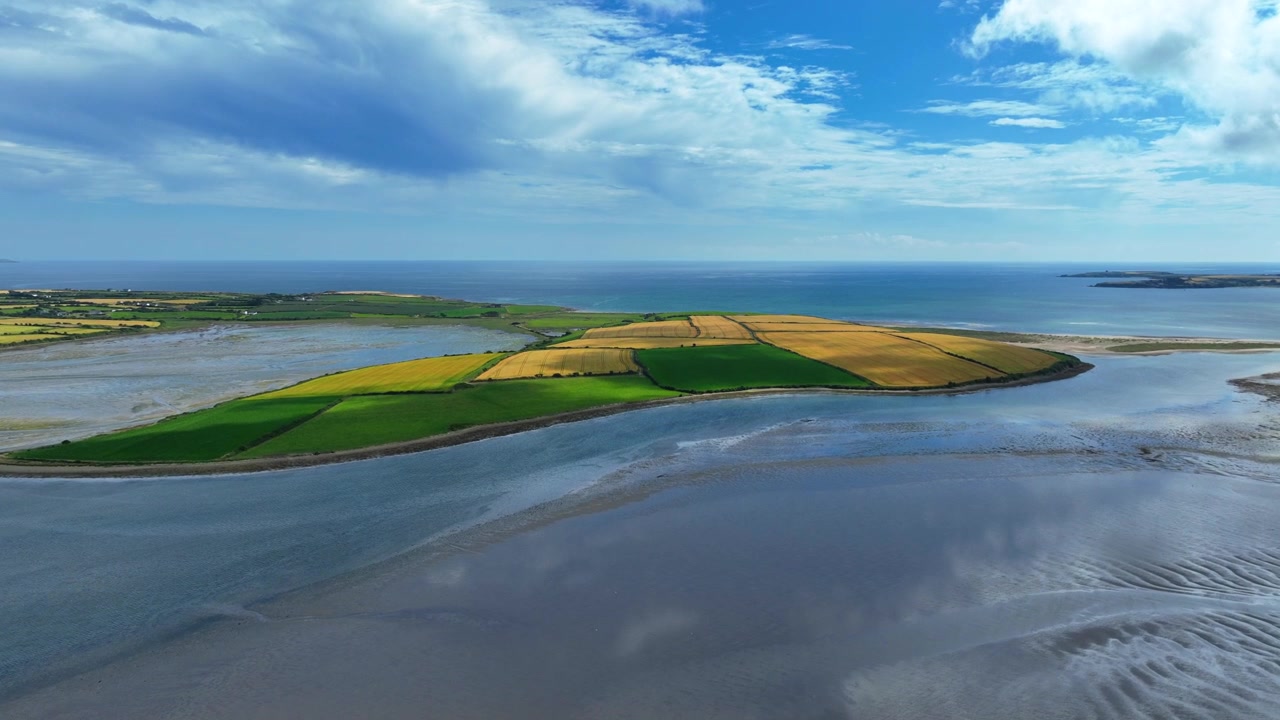 Wexford, episka platser, Irland – fantastiska färger en sommardag vid Bannow Bay och inloppet till Irländska sjön.