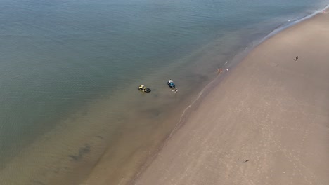 Eine-Luftaufnahme-Der-Gravesend-Bay-In-Brooklyn,-New-York,-Während-Sich-Zwei-Jetski-Fahrer-Darauf-Vorbereiten,-Den-Tag-Zu-Genießen