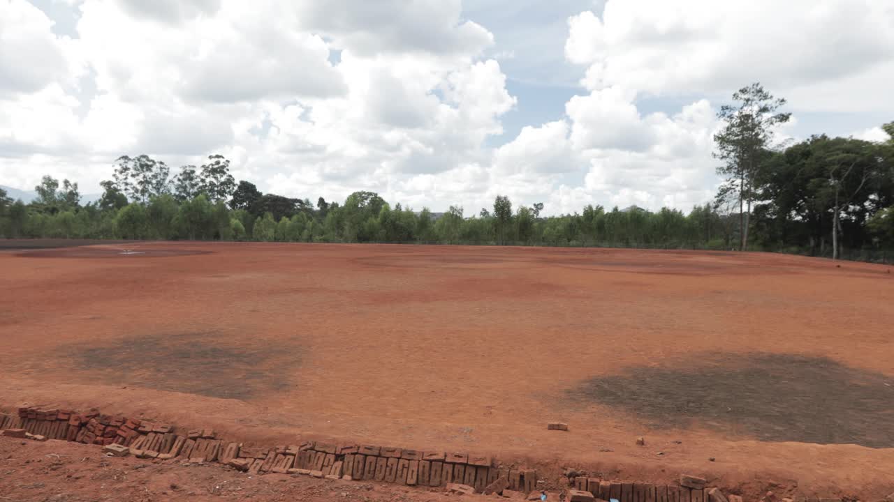 tierras fértiles cultivables en la tala de bosques en malawi áfrica para el cultivo de maní, toma panorámica derecha