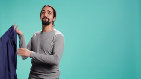 hombre con chaqueta mirando a su alrededor, mostrando curiosidad por los alrededores