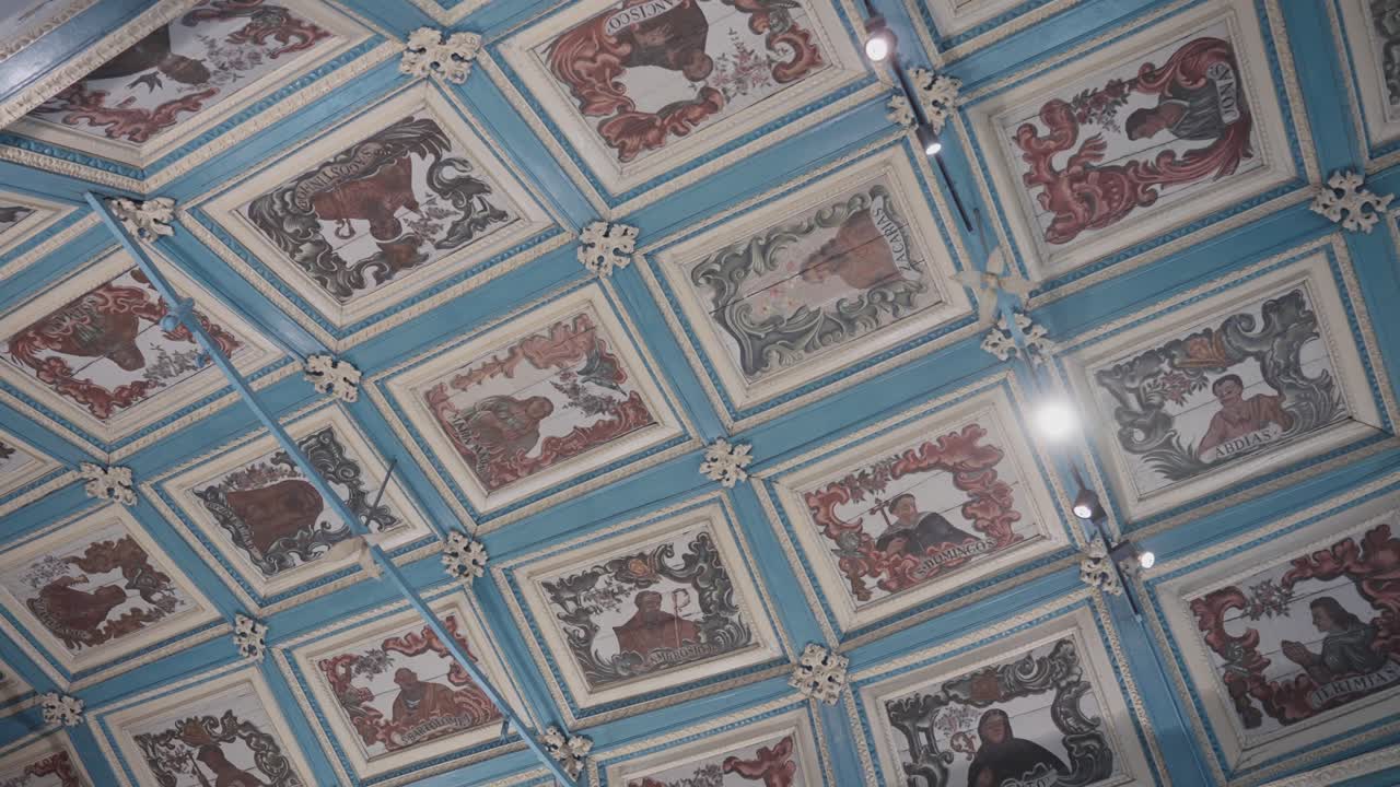 Dekorative Kirchen-Decke mit gemalten religiösen Figuren und Mustern