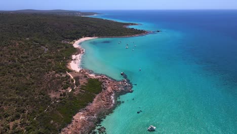 Imágenes-Aéreas-De-Drones-De-La-Playa-Meelup-Durante-Un-Caluroso-Día-De-Verano-En-El-Oeste-De-Australia