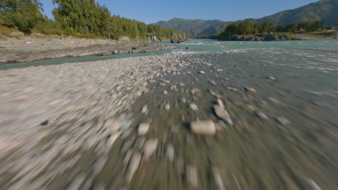 fpv estilo libre drone disparado viaje activo mujer caminando estructura de piedra de acantilado afilado cerca del flujo de agua del río