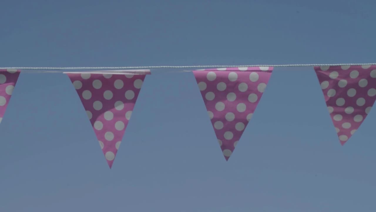 Prikket guirlande mod blå himmel