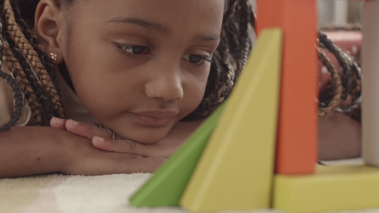 Menina fofa brincando com brinquedo de montar