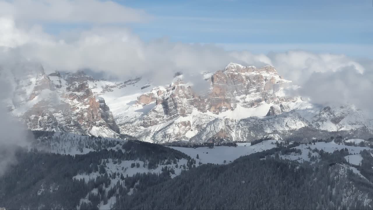 dolomitas cubiertas de nieve picos de montañas con nubes en un paisaje pintoresco de invierno