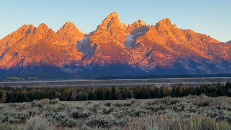 Grand-Teton-Nationalpark,-HDR,-Erstes-Licht,-Morgen,-Sonnenaufgang,-Sonnenuntergang,-Rosarote-Gipfel,-Jackson-Hole,-Wyoming,-Weide,-Elch,-Ranch,-Wohnungen,-Fotograf,-Traum,-Wunderschön,-Filmischer-Schieberegler,-Linke-Bewegung,-Hineingezoomt