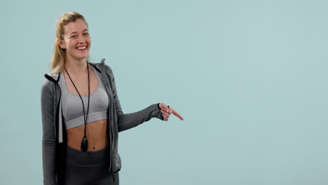 fitness, cara feliz y mujer señalando a la maqueta