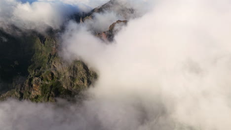 cloudscape con dosel cordilleras rocosas de pico do arieiro en la isla de madeira, portugal