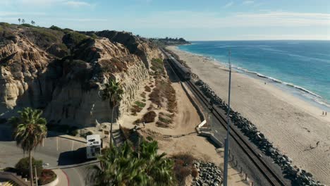 Un-Tren-Amtrak-Moviéndose-A-Través-Del-área-De-La-Playa-De-Calafia-En-San-Clemente,-California