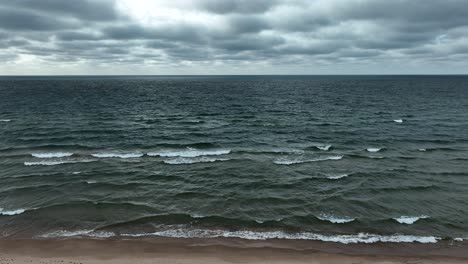 Levantándose-Sobre-El-Agua-Turbulenta-Durante-Una-Tormenta-De-Invierno