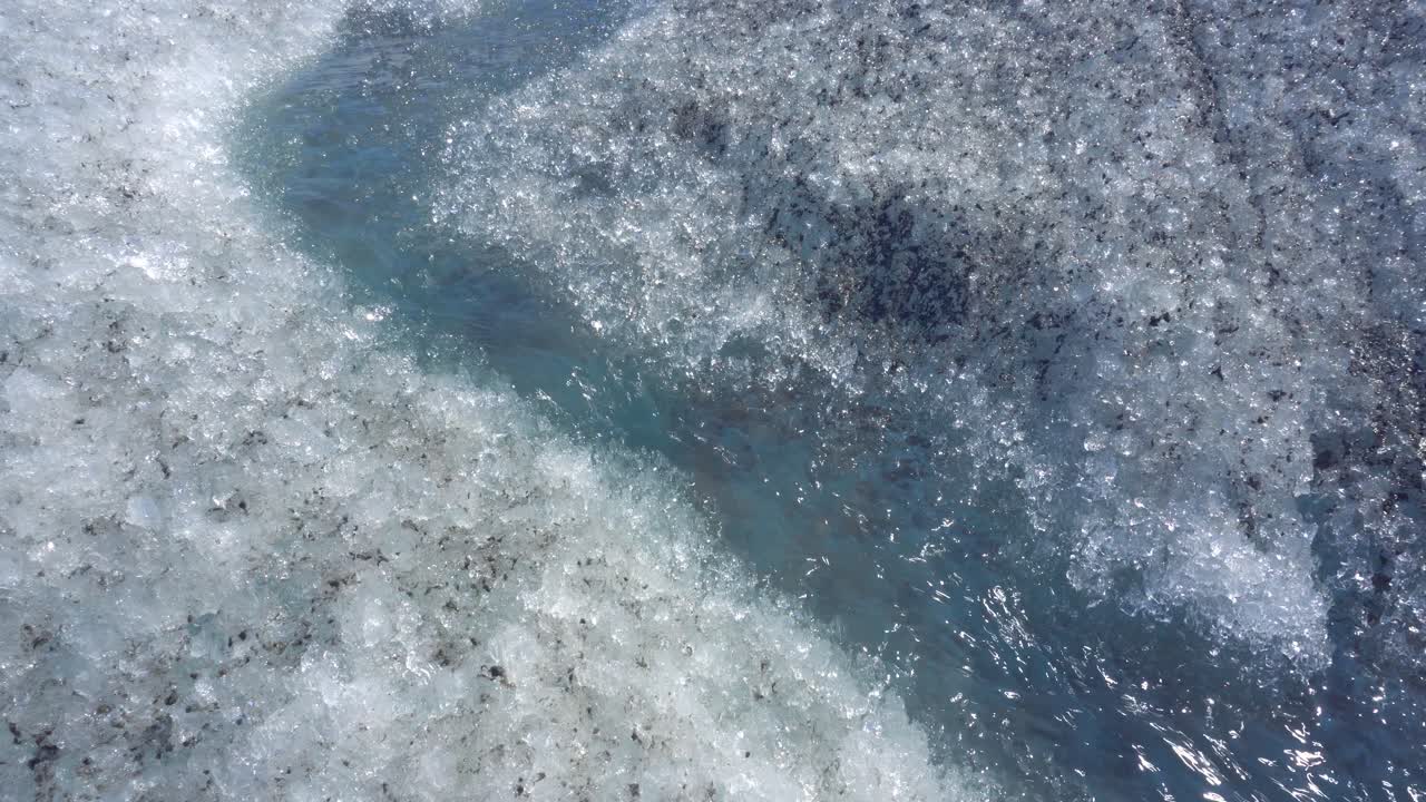 그린란드의 내륙 얼음에서 녹은 물의 작은 흐름