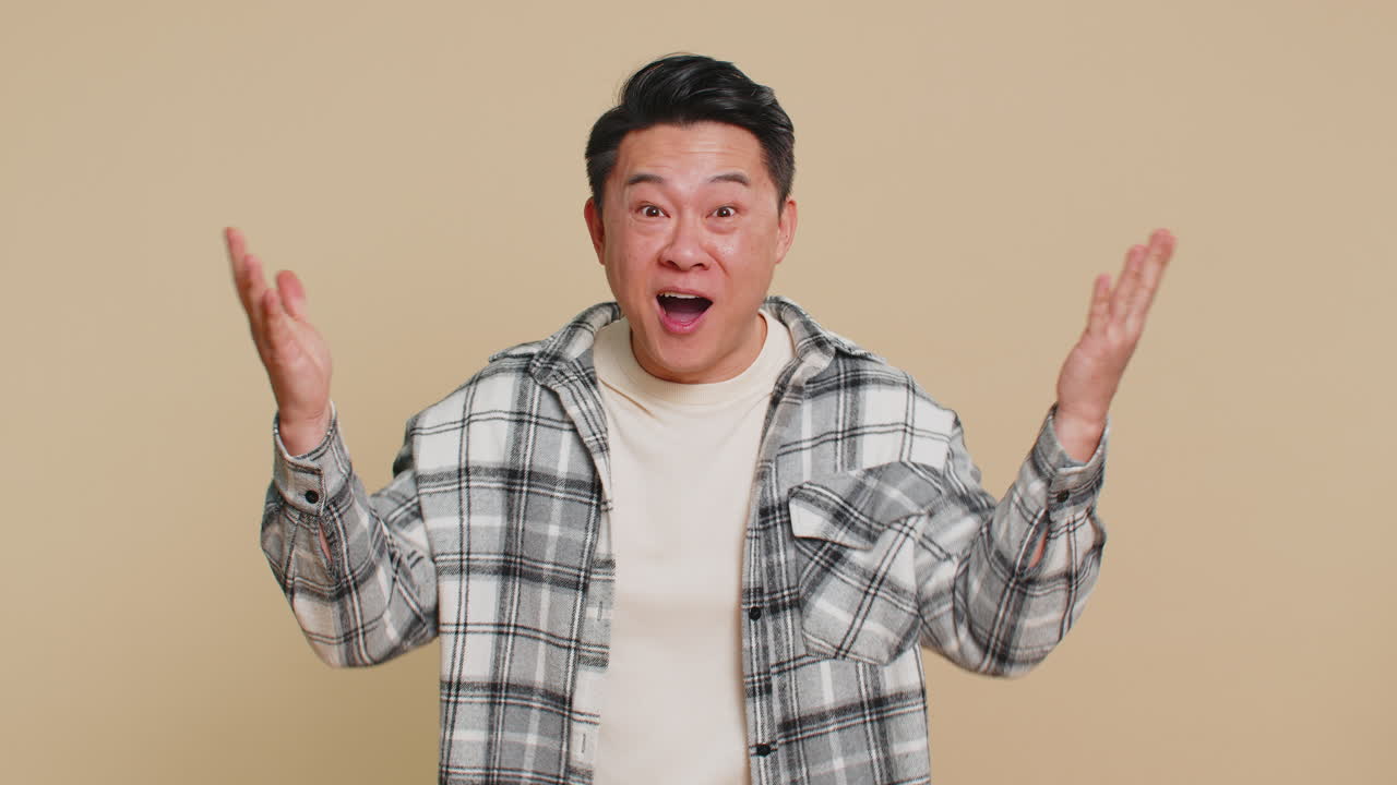 흥분한 남자는 커다란 눈으로 카메라를 쳐다보며 놀랐다. 갑작스러운 승리에 충격을 받았다.