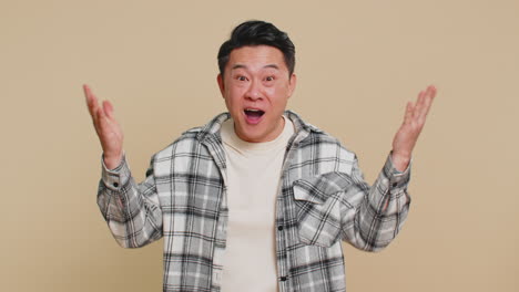 흥분한 남자는 커다란 눈으로 카메라를 쳐다보며 놀랐다. 갑작스러운 승리에 충격을 받았다.