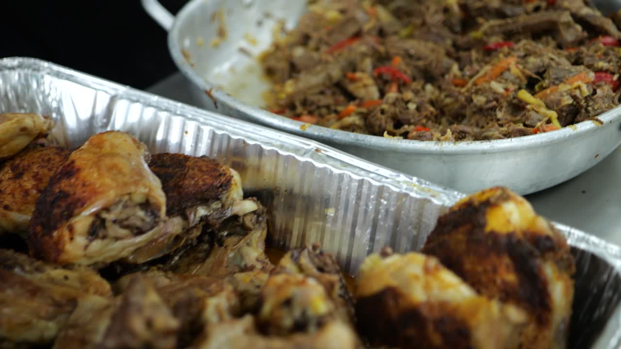 deliciosas comidas nutritivas ricas en proteínas del comedor del ejército, toma panorámica