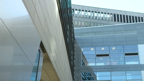 Bürogebäude-Mit-Glasfassade