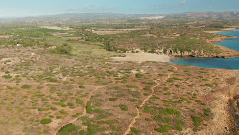 Promontorio-Rocoso-Y-Playa-Calamosche-Cerca-De-La-Reserva-Natural-De-Vendicari-En-Sicilia,-Italia