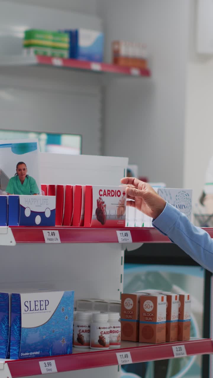 Vídeo vertical: clienta analizando paquetes de medicamentos en estanterías