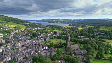 Aerial-footage-of-the-old-english-town-of-Ambleside-in-the-Lakedistrict,-Cumbria,-UK