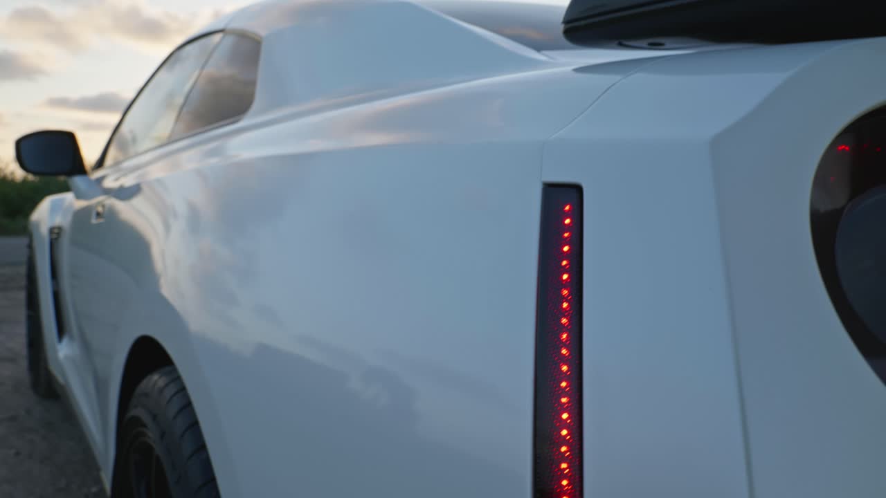 diseño moderno de auto deportivo de lujo, vista lateral y trasera