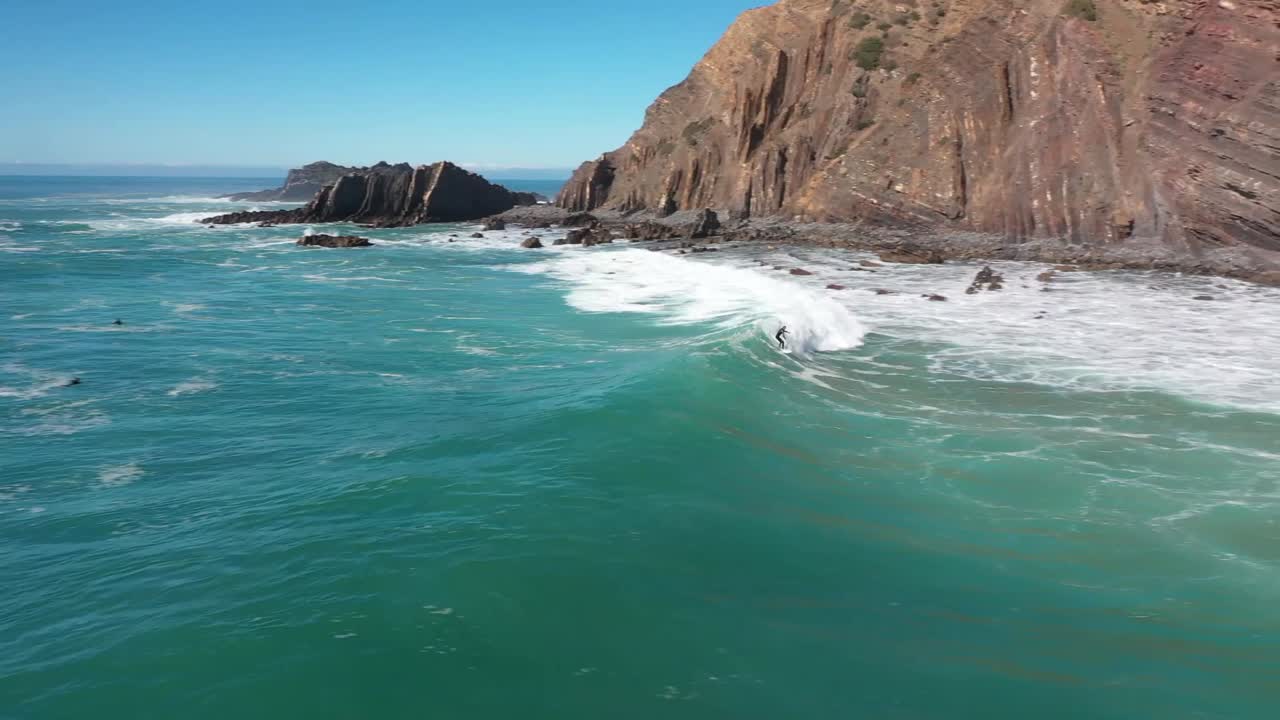 surf na praia da Arrifana, Portugal