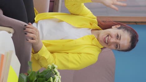 video vertical de una mujer feliz saludando a la cámara.