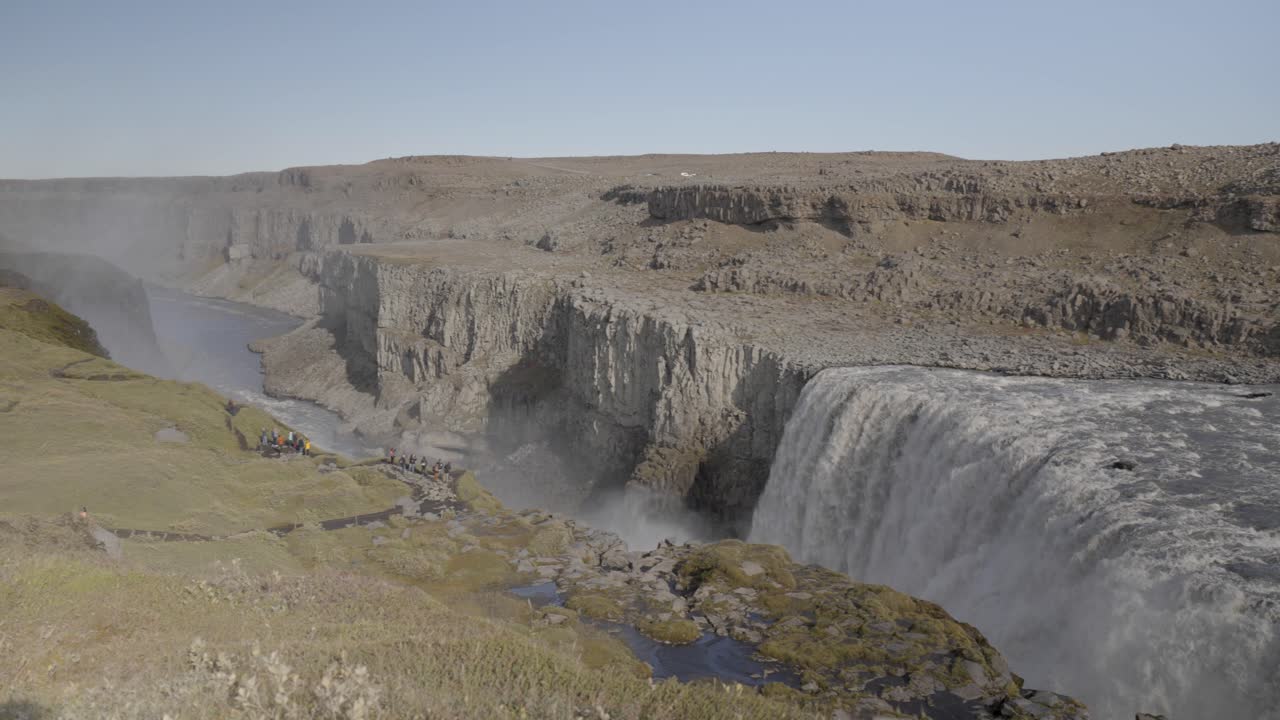 ⁇ 은 아이슬란드 하늘 아래의 거대한 데티포스 폭포