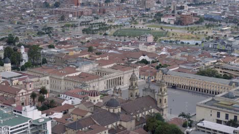 fotografía de un avión no tripulado con vistas a la plaza de bolívar en bogotá, colombia, en un día nublado al amanecer