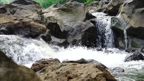 Cursos-De-Río-De-Agua-A-Través-De-La-Roca