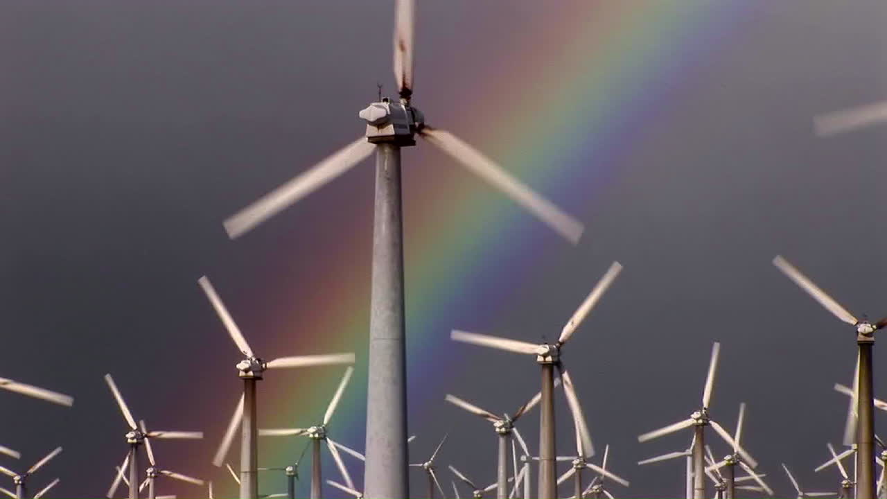 magníficos arcoíris iluminan generadores eólicos que giran