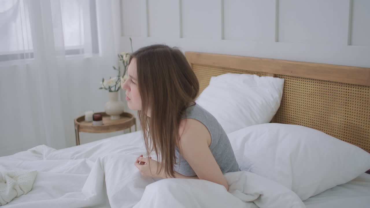 위통을  ⁇ 고 있는 젊은 여성. 생리통이 너무 고통스러워서 직장에 가지 못합니다. 위통을  ⁇ 고 있는 여성. 하부 복부에 심한 통증과 경련을  ⁇ 고 있습니다.