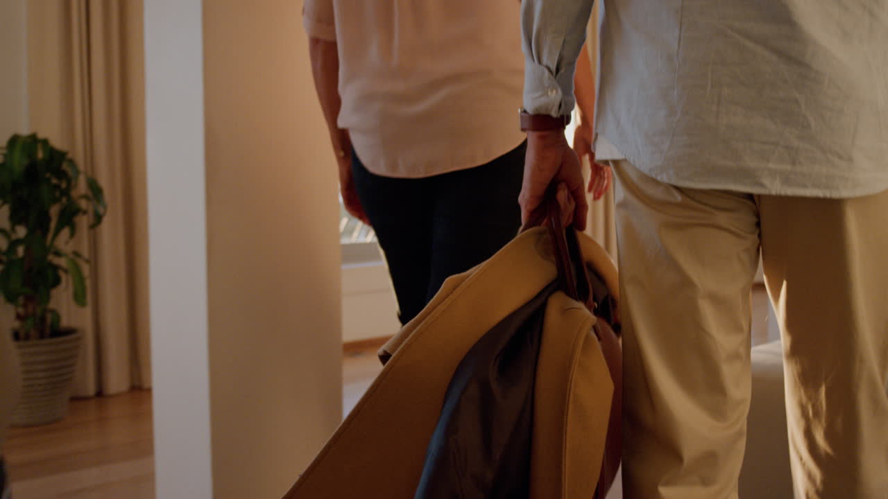 행복한  ⁇ 은 여행 부부가 휴가에 호텔 방에 도착하여 창문 밖을 바라보고 해가 지는 바다의 아름다운 전망을 사진으로 찍고  ⁇ 만적인 기념일 휴가를 즐기고 있습니다.