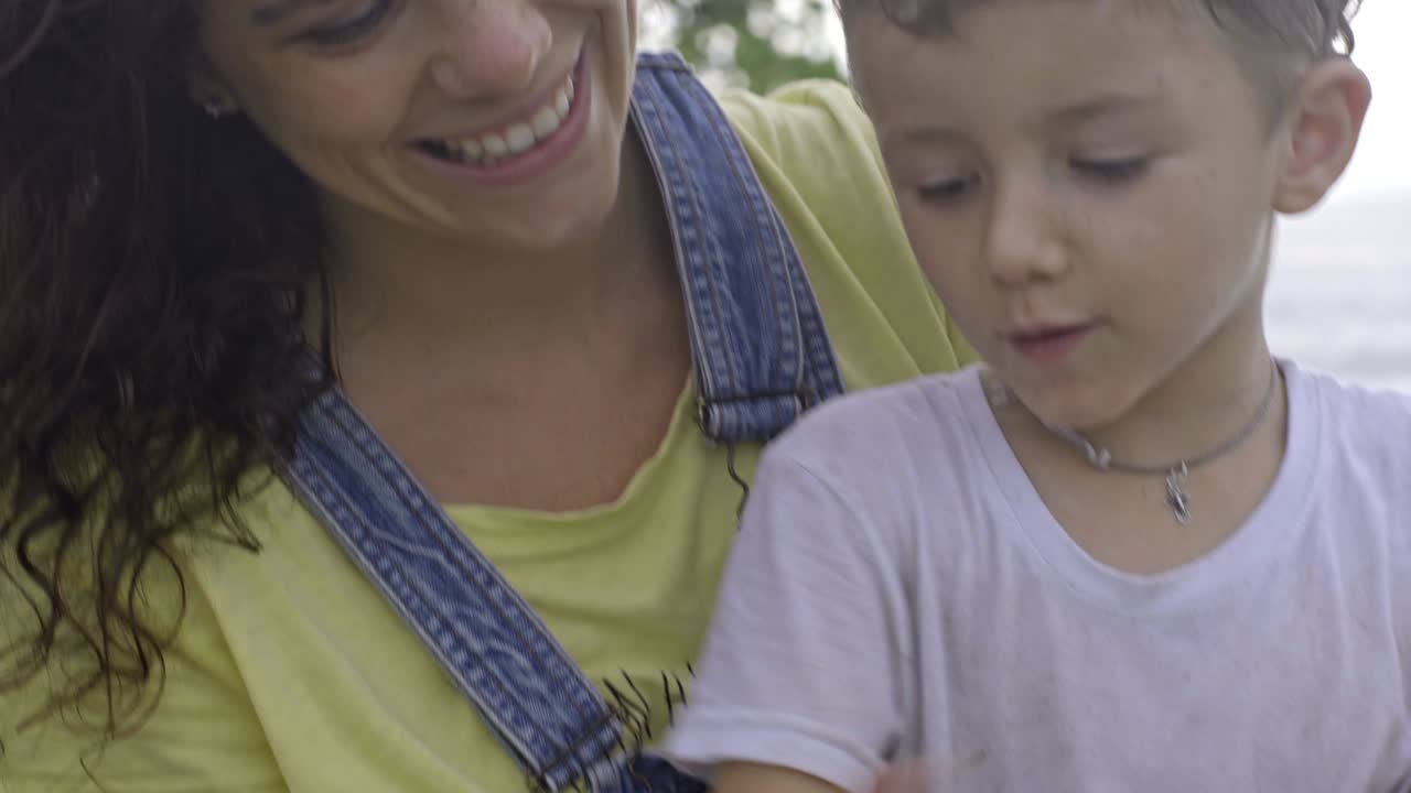 madre y hijo aplaudiendo al aire libre