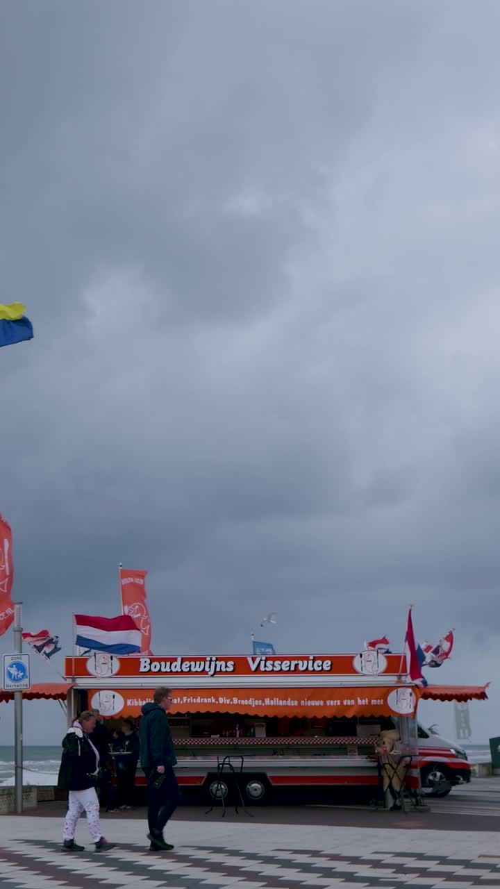 구름이 많은 날에 해변 음식 트럭