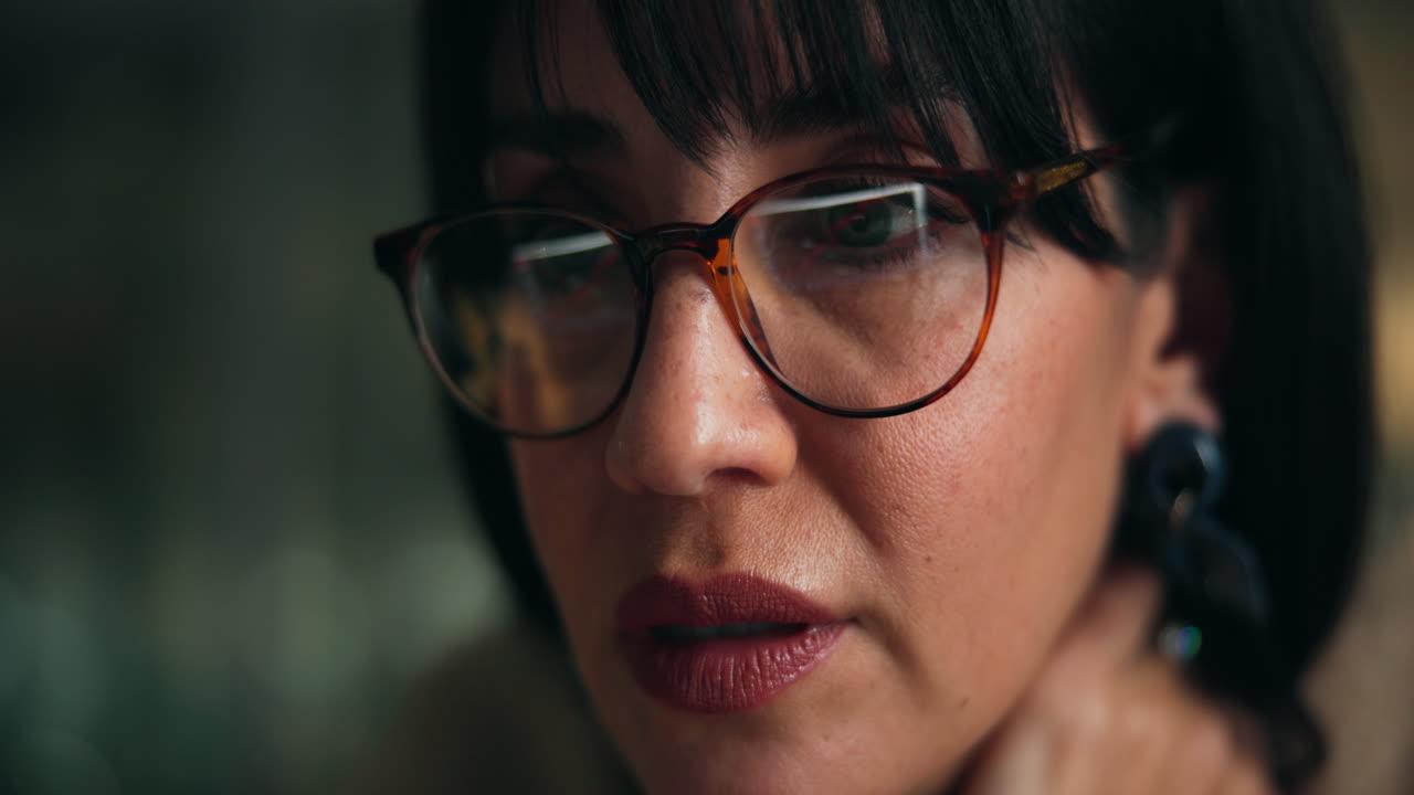 retrato de uma mulher com óculos