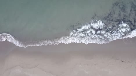 Drone-En-La-Orilla-Del-Mar-En-Forte-Dei-Marmi,-Toscana,-Italia