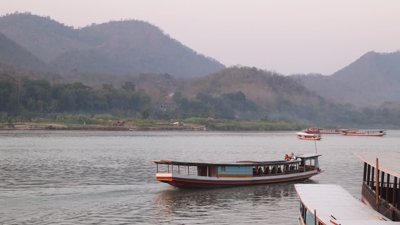 barcos flotando por el río mekong en luang prabang, laos viajando por el sudeste asiático